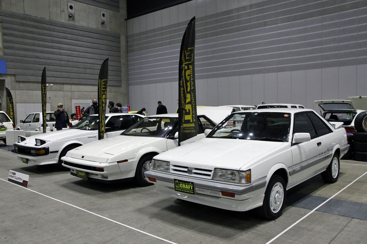 エムクラフトが展示していた1980年代のエッジの効いたカクカク、パキパキなデザインの日本車3台。右から3代目「スバル・レオーネ クーペ」、初代「スバル・アルシオーネ」、2代目「トヨタ・セリカXX」。