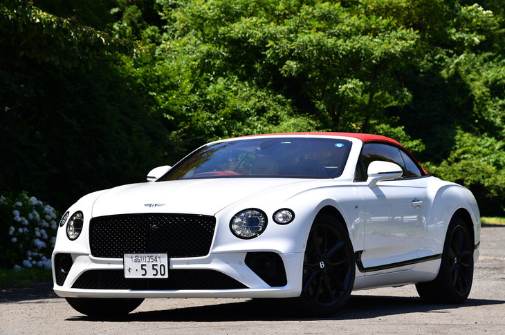 「ベントレー・コンチネンタルGT」シリーズのエントリーオープンモデルとして、2019年3月に追加設定された「V8コンバーチブル」。車両本体価格は3078万円で、200万円以上のオプションアイテムが盛り込まれた今回の試乗車は、トータル価格が3297万1380円となっていた。