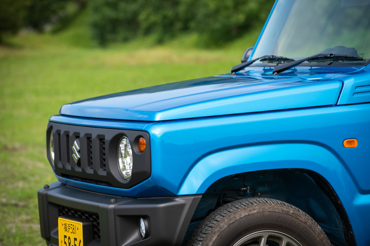 ヘッドランプ一体型のフロントグリルやクラムシェル型のボンネットなど、外装の各部にスズキの歴代SUVをモチーフにした意匠を採用。台形のホイールアーチは、タイヤ交換などの整備性を考慮したものだ。