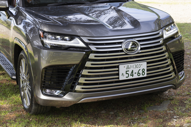 昨今のレクサスではおなじみとなっているラジエーターサポートまわりの剛性強化も実施。ハンドリング性能の底上げを図っている。