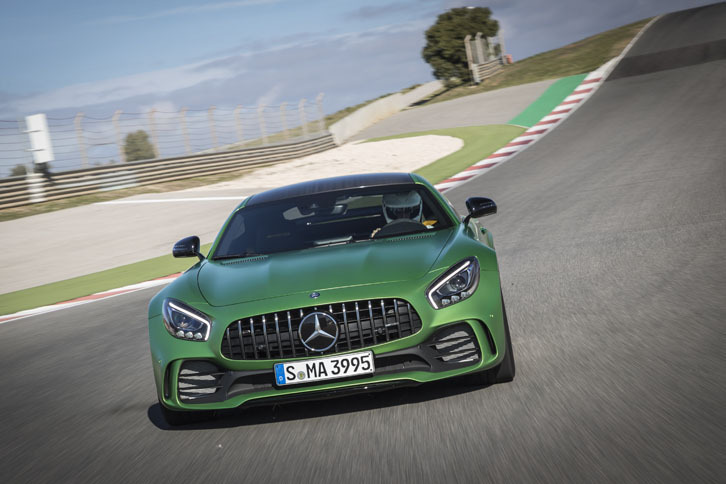 「AMG GT R」は空力性能も一段と研ぎ澄まされている。フロントグリルの下部には“エアパネル”が設けられており、フラップの開閉によりエアフローをコントロールする。