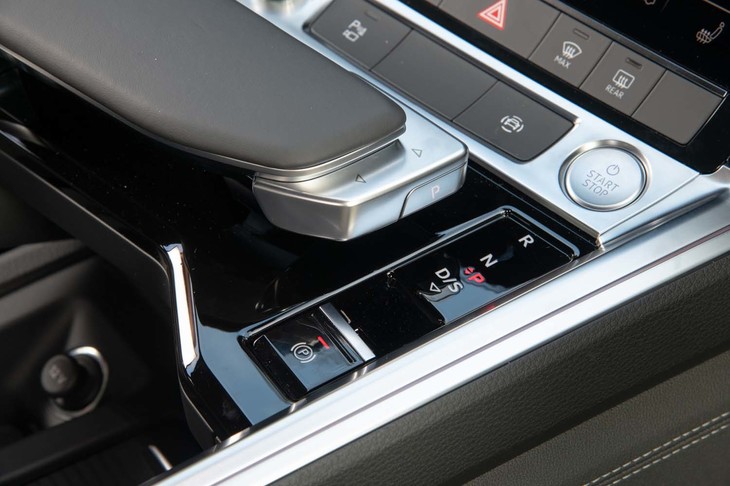 センターコンソールのパームレストにはコンパクトなシフトセレクターが付いている。操作（移動）距離が短いので、指先を動かすだけで操作できる。