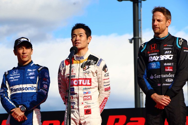 四輪ドライバーを代表してあいさつした山本尚貴選手（写真中央）。「四輪のレースでは、苦しい時期を過ごしてきた」と正直な気持ちを告白。それでも開発スタッフやチームの全体が力を合わせて頑張ったから、今年結果を残せたのだと述べつつ、「それもなにより、ファンからの応援があればこそ」とコメントした。