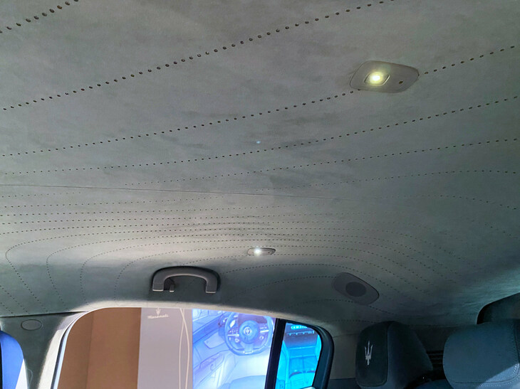 「ネオメリス」のパターンは後席上にも及ぶ。「ドイツのメーカーだったら直線で描いてしまうでしょう」とブッセ氏。