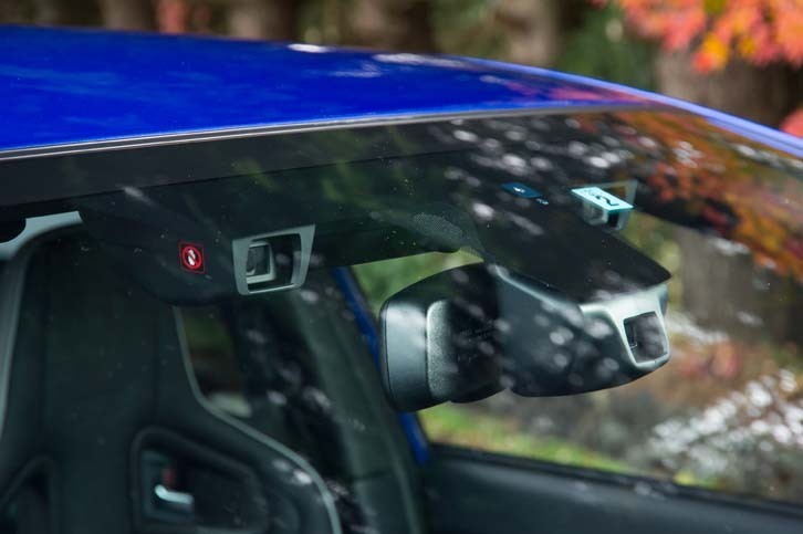 レーシーなコンプリートカーながら、先進安全装備の「アイサイト（ver.3）」を装備する。STIの開発陣によれば、サーキットなどでヘトヘトになるまで楽しんでも、帰り道の運転の心配をしなくていいように、という配慮によるものだという。