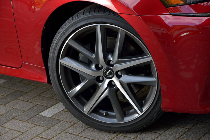 “Fスポーツ”専用デザインの19インチアルミホイール。フロントには、356mm径のベンチレーテッドブレーキディスクが装着される。