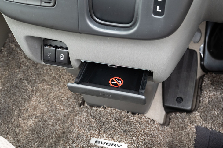 シフトセレクター下部の一等地には今どき珍しい灰皿を装備。開けてみると禁煙のシールが貼ってあった。