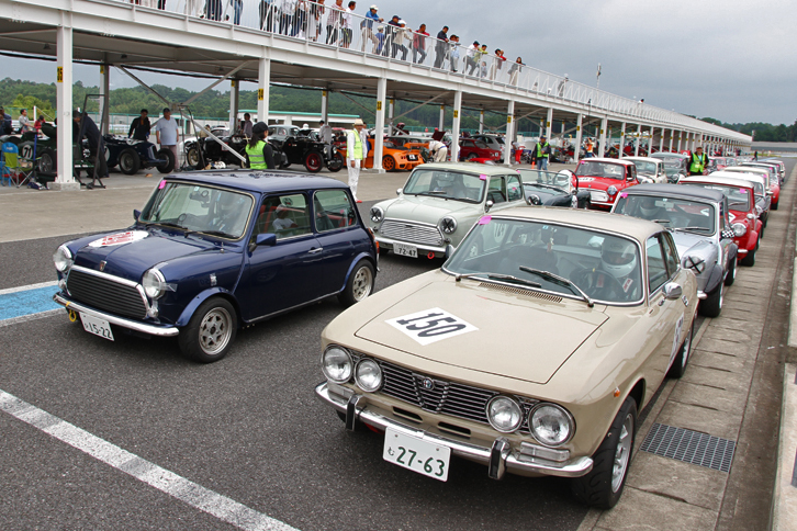 決勝を前にピットロードでコースインを待つクラブマンズカップの参加車両。29台が出走した。