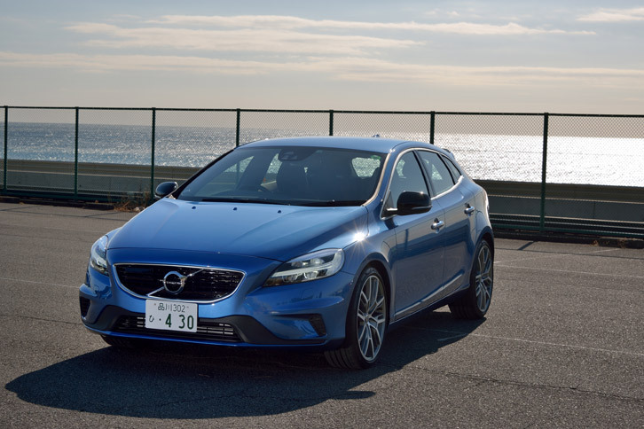 ボルボV40 D4 R-DESIGNポールスターエディション