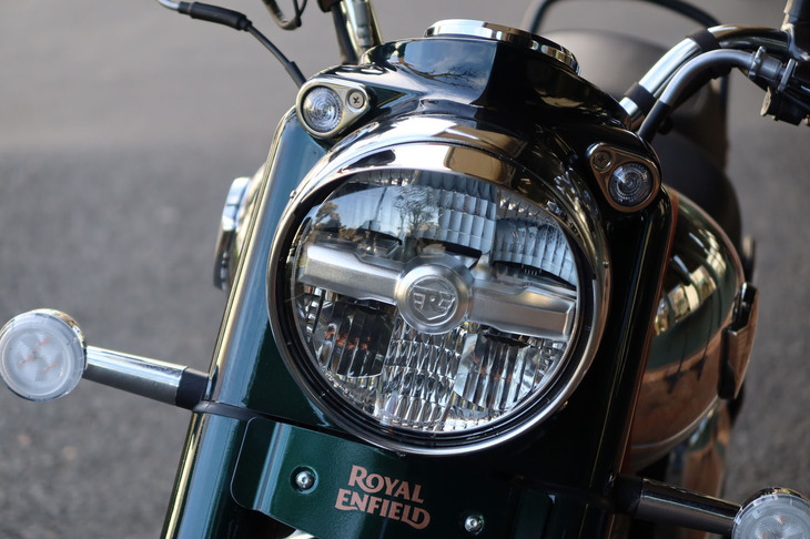 バイザーがおしゃれなヘッドランプはLED式。その上部左右に見られる小さなポジションランプもチャームポイントのひとつ。