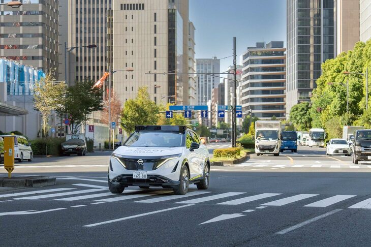 2025年9月に日産が実施した自動運転技術のデモンストレーションにて、日比谷通りを走る「アリア」の試作車。