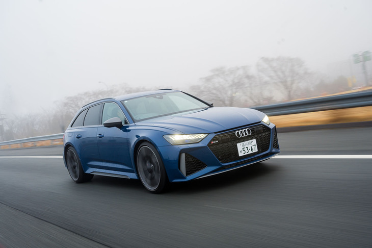 足まわりは前後ともダブルウイッシュボーン。アダプティブエアサスペンションが標準で、コイルにダンピングコントロールサスとダイナミックライドコントロールを組み合わせた「RSスポーツサスペンションプラス」がオプションで選べる。