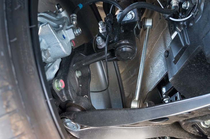 「GR86」ではフロントに先代と同じ鋳鉄製ナックルを使う（ブレーキキャリパー横の黒いパーツ）。アルミ製を使う新型「スバルBRZ」ではこの部分がシルバーだった。