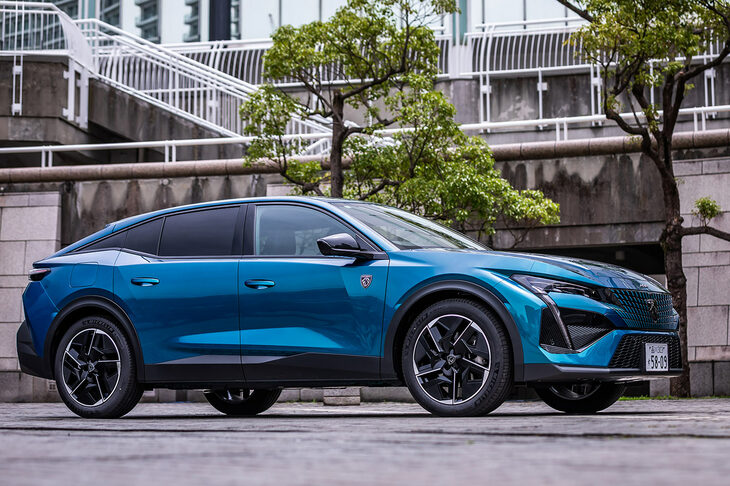 挑戦的なデザインの「プジョー408」。サイドビューではシャープなキャラクターラインが目を引くが、リアタイヤへ向けて緩やかに下降していくリフレクションも、大きな特徴となっている。（写真：花村英典）