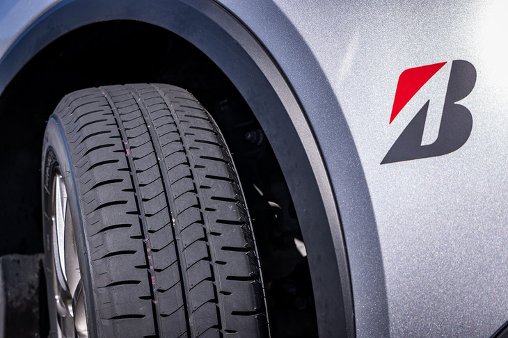 今回は2026年2月1日に販売が開始された「フィネッサHB01」を「トヨタ・プリウス」に装着。街なかや自動車専用道路で試走した印象を報告する。