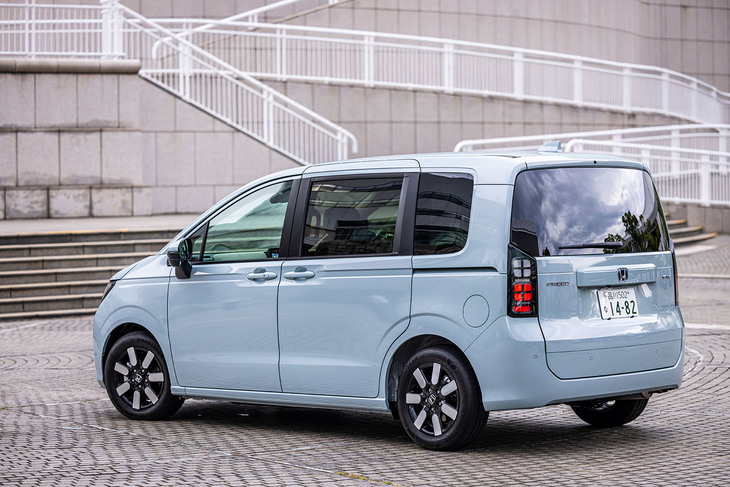 「フリード エアー」は写真のエアー専用色となる「フィヨルドミスト・パール」を含む全9色、「フリード クロスター」は専用新色の「デザートベージュ・パール」を含む全8色からボディーカラーを選択できる。販売開始1カ月のデータを見ると、エアーでは「プラチナホワイト・パール」が43％、クロスターではデザートベージュ・パールが33％を占める人気ボディーカラーとなっている。