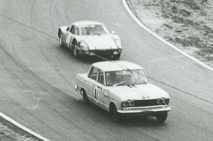 式場壮吉の「ポルシェ904」を従えて走る、生沢 徹の「プリンス・スカイラインGT」。