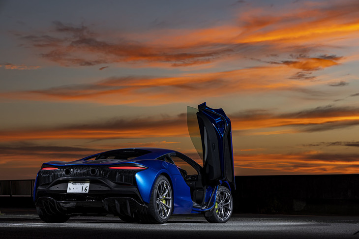 エクステリアは、シュリンクラップド（包装）デザインと上方に開くディヘドラルドアでマクラーレンらしさを表現。狭い場所での開閉にも対応すべく、ドアオープニング時の幅は480mm狭くなったという。