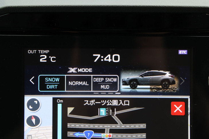 センターディスプレイに表示される「X-MODE」の選択画面。「SNOW／DIRT」「NORMAL」「DEEP SNOW／MUD」の3つから走行シーンに合わせて任意にセレクトできる。下り坂などでハンドル操作に集中できるよう車速を一定に保つヒルディセントコントロールも備わっている。