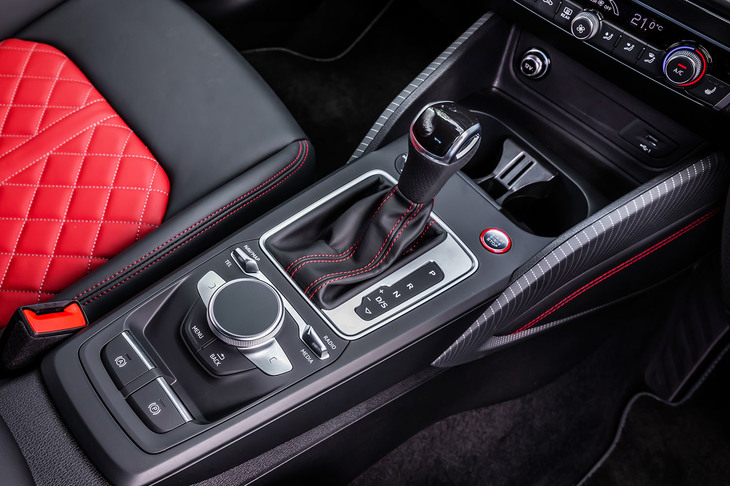 トランスミッションは「Sトロニック」と呼ばれる7段DCT。シフトセレクターの後方には、「MMIナビゲーションシステム」やスマートフォンと連動するインフォテインメントシステムなどを操作できる、ダイヤル式のコントローラーが従来モデルと同様に備わっている。