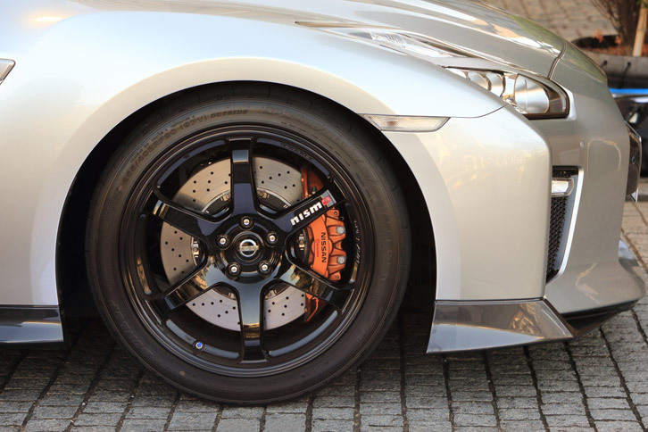 「NISMO」と同じレイズ製鍛造アルミホイール。フロントのホイールサイズは20×10Jと、標準仕様の20×9.5Jよりリムがワイドになっている。よりサイズの大きな高剛性ハブボルトの採用も、同グレードの特徴。
