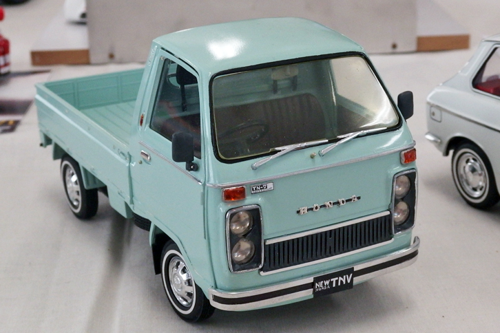 これまたプロモデラー氏の手になる「ホンダTN-V」。1960年代にイマイからリリースされ、後にバンダイに金型が移った1/20「ホンダTN360」をベースに、デュアルヘッドライトを持つTN-Vに変身させている。