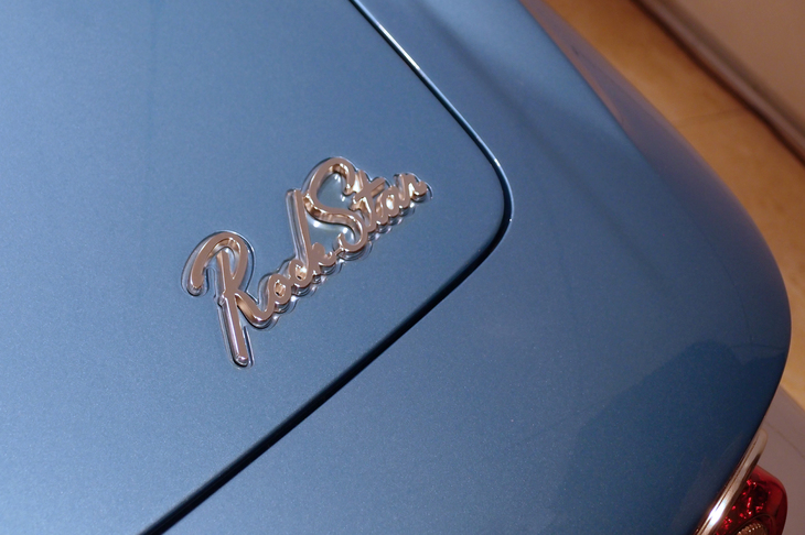 こちらは車名のエンブレム。リアのトランクリッド右端に装着される。