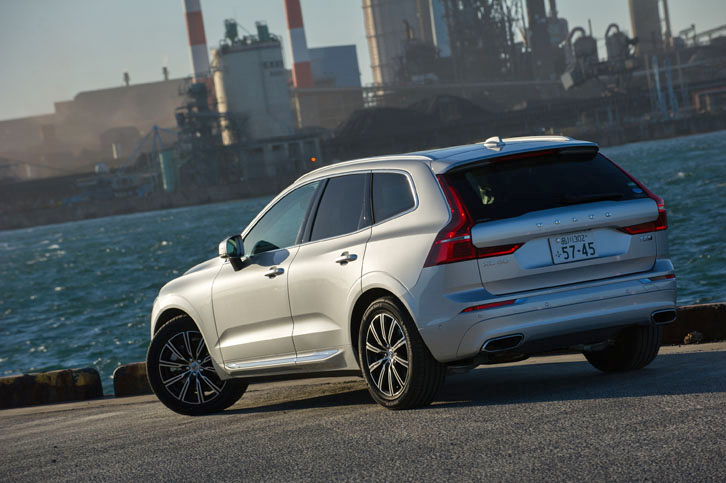 「XC60 T5 AWDインスクリプション」のリアビュー。個性的なデザインのリアコンビランプが目を引く。