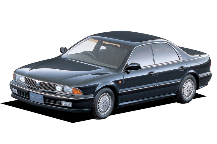 1990年登場の初代「三菱ディアマンテ」。逆スラントのフロントマスクが「BMWに似てる！」と指摘されたが、マーケットの反応は良好で、同年の日本カー・オブ・ザ・イヤーにも輝いている。