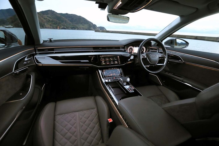 広々とした室内は、水平基調の洗練されたデザインにより、さらなるゆとりが感じられる。