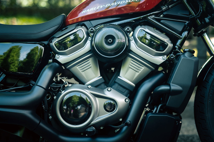 新型の水冷V型2気筒エンジン「レボリューションマックス975T」。既存の「レボリューションマックス1250」をベースにボアとストロークを縮小したもので、全回転域で高いパフォーマンスを発揮するよう、吸気ベロシティースタックやエアボックスの設計なども見直されている。