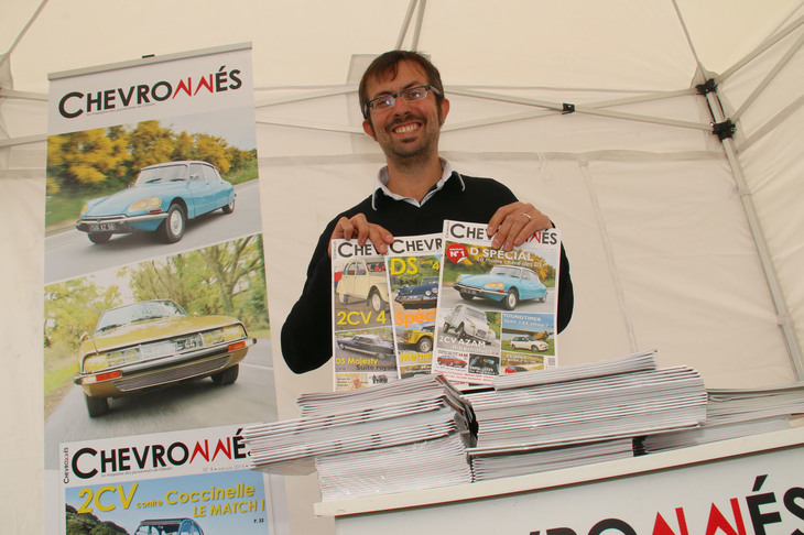 シトロエンの集うところには、いつもティエリー氏がいた。2016年5月末、モンレリーサーキットで開催された「DS 60年祭」の雑誌販売コーナーで奮闘しているところ。