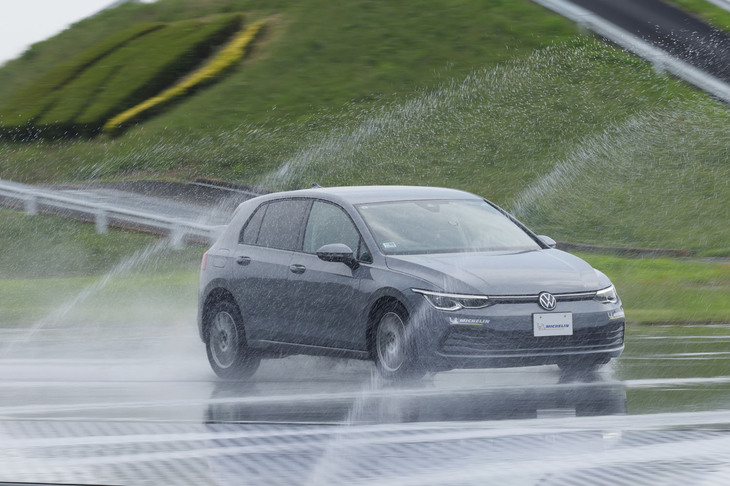 「フォルクスワーゲン・ゴルフ」で行ったウエットブレーキテストの様子。新品の「プライマシー5」装着車と残溝が2mmとなったプライマシー5装着車の制動距離を比較することができた。