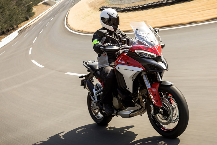 アドベンチャーとツアラーの両方の特徴を併せ持つ「ドゥカティ・ムルティストラーダV4」。アダプティブクルーズコントロールなど、先進装備の充実ぶりも注目を集めている。（写真：山本佳吾）