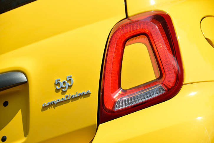 
	デザインが変更されたリアコンビランプ。その輪郭はアバルトの頭文字である「A」を思わせる。
	