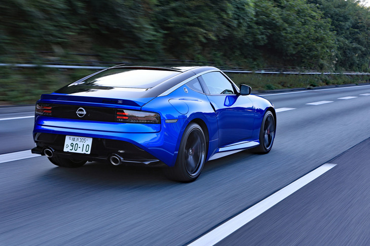 新型は、先代から車両の基本設計を受け継ぎつつ、フロントのボディーまわりとリアクロスメンバーを重点的に強化し、十分なねじり剛性を確保。直進性を高めるべく、フロントにはハイキャスターのサスペンションを採用している。