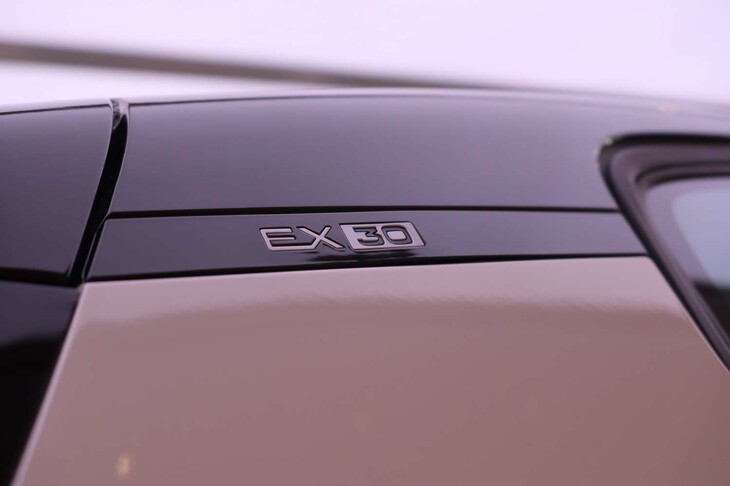 ボルボEX30ウルトラ シングルモーター エクステンデッドレンジ（Cピラー部のロゴマーク）