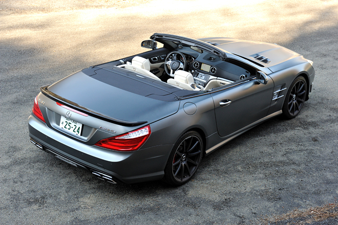 メルセデス・ベンツSL63 AMG
    ボディーサイズ：全長×全幅×全高＝4645×1875×1300mm／ホイールベース：2585mm／車重：1880kg／駆動方式：FR／エンジン：5.5リッターV8 DOHC 32バルブ ツインターボ／トランスミッション：7AT／最高出力：564ps/5500rpm／最大トルク：91.8kgm/2250-3750rpm（AMGパフォーマンスパッケージ装着車）／タイヤ：（前）255/35ZR19 （後）285/30ZR20／車両本体価格：2036万5000円（8％の消費税込み）