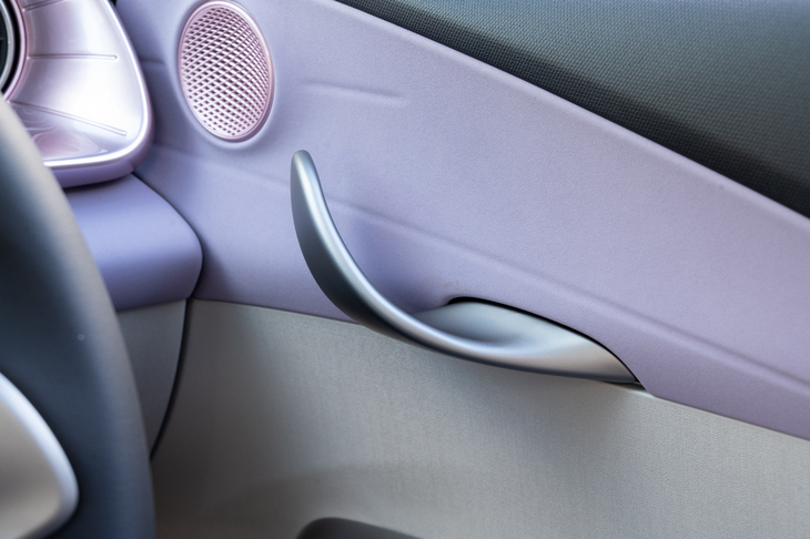 ドアオープナーはイルカ（DOLPHIN）の胸びれがモチーフ。押し下げるとドアが開いてしまうので、カバンなどを吊るさないように気をつけたい。