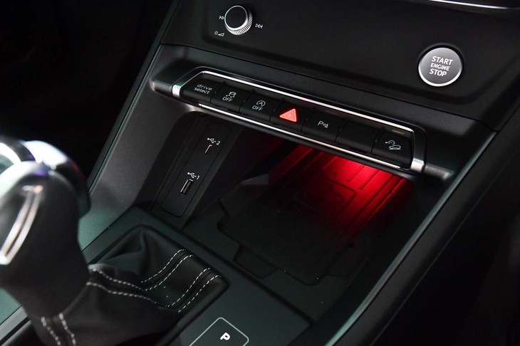 シフトレバー前方の小物入れスペース。試乗車にはスマートフォンの非接触充電機能（オプション）が備わっていた。