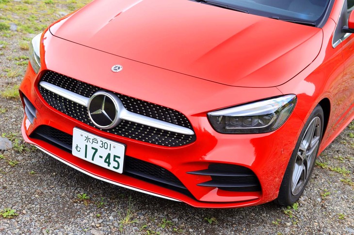 「Aクラス」とは異なるヘッドライトデザインを採用する「Bクラス」。前走車や対向車を感知し、最適な照射を行うLEDヘッドライト＆アダプティブハイビームアシスト・プラスは、パッケージオプション「AMGライン」に含まれる。