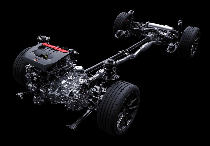 「GRカローラ」「GRヤリス」に採用される「G16E-GTS」エンジンは、ハイパワーな1.6リッター3気筒ユニット。「GR-FOUR」と呼ばれるスポーツ4WDシステムが組み合わされる。写真はGRカローラのパワートレイン。