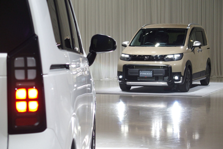 2024年6月に発売を予定しているホンダの新型「フリード」。2016年に登場した2代目フリードは、モデル最末期ながら2023年度の登録車国内販売ランキングで10位の売り上げを記録した人気モデルで、ホンダの国内市場においては軽自動車の「N-BOX」に次ぐ販売台数を誇っている。