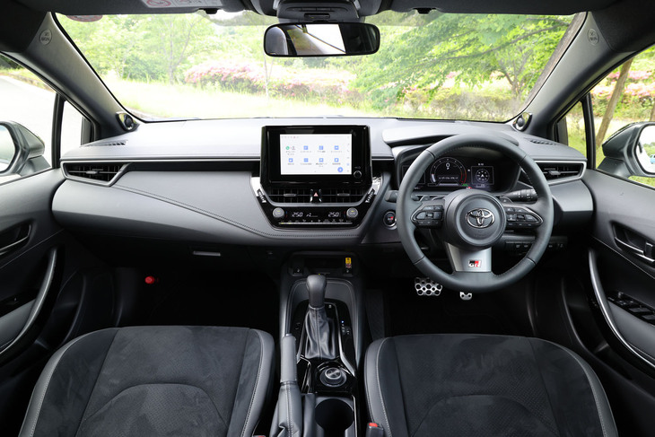 インテリアの基本デザインには、従来型から大きな変更はない。最新モデルには専用セミバケットシートやウルトラスエード巻き3本スポークステアリングホイール、同じくウルトラスエード巻きシフトノブなどをセットにした日本仕様車限定のオプション「スポーツパッケージ」も用意されるが、今回の試乗車には装着されていなかった。