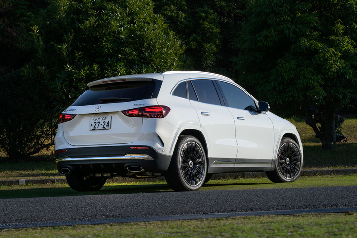 2025年6月に発売された「メルセデス・ベンツGLA」の2グレード「GLA180アーバンスターズ／GLA200d 4MATICアーバンスターズ」。人気のオプション装備を標準で採用したもので、AMGモデルを除くと、現在はこの2グレードのみがラインナップされる。