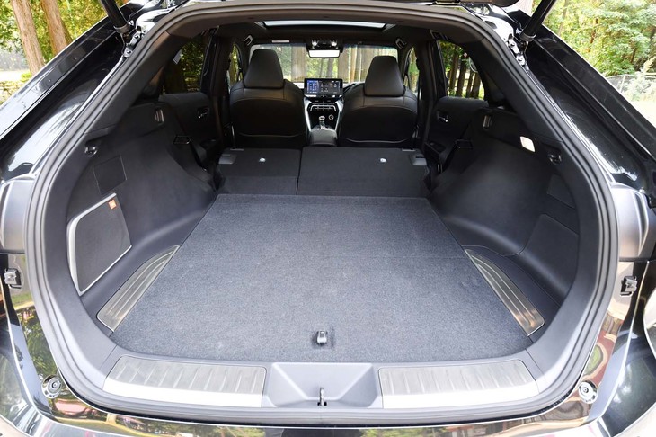 後席の背もたれを倒せば、荷室の容量は1045リッターにまで拡大できる。この状態での奥行きは1805mm。