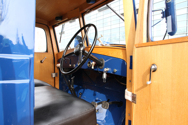 「TX80トラック」のキャビン。木骨に鋼板張りで、ドアの内張りや天井も板張りである。変速機はノンシンクロの4段フロアシフト。