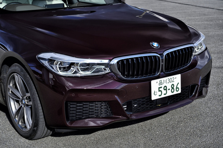 ステアリングの動きに合わせてヘッドライトの角度を自動制御する「アダプティブLEDヘッドライト」を標準装備。灯火類はすべてLEDとなっている。キドニーグリルは最新モデルとは異なり、メッキベゼルが左右で独立した従来型デザインが採用されている。