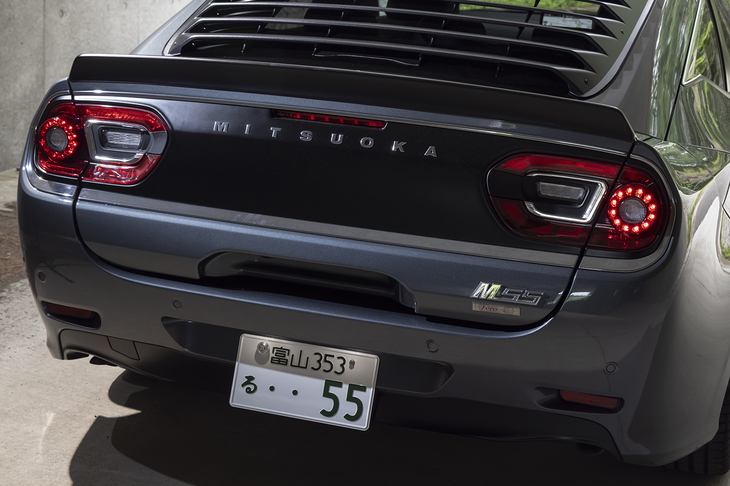 テールランプを丸目2灯式にしなかったのは、モチーフが特定されることを避けたかったためだろうか。ランプ間のマットな樹脂パネルには大きな「MITSUOKA」ロゴが貼られている。