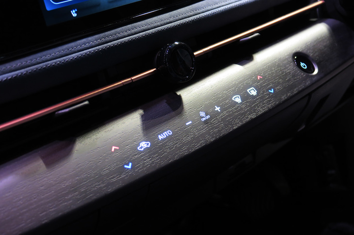 クルマを“起動”すると、ダッシュボードにエアコンの操作パネルが浮かび上がる。このコントローラーにはハプティクス（触覚提示技術）が採用されており、触れると微振動して、操作の受理を人間に伝えてくる。